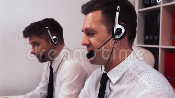 两个带耳机的人在通话中心视频的预览图