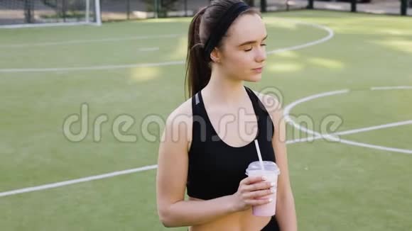 运动女孩喝冰沙视频的预览图