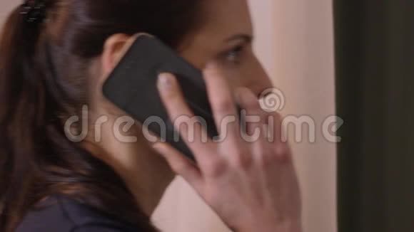 年轻女子在家里用智能手机说话视频的预览图