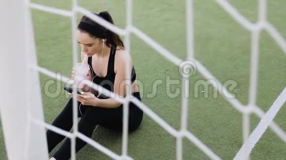 运动女孩喝冰沙视频的预览图