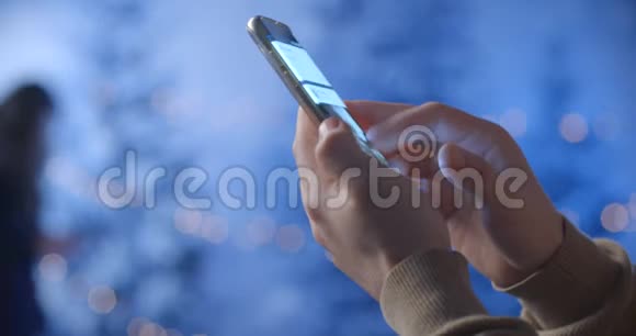 冬季公园男子使用手机视频的预览图