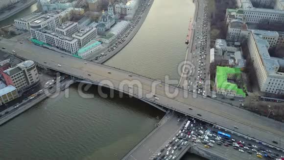 从博尔斯霍伊乌斯坦斯基大桥上的无人机看到视频的预览图