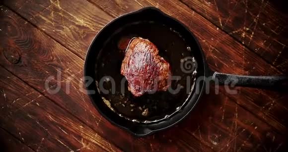 一块肉用油煎在锅里视频的预览图