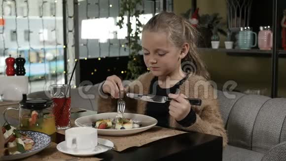 女孩在吃她的晚餐视频的预览图