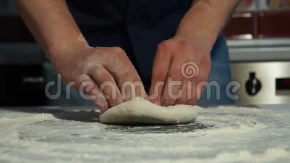 人为烘焙准备面团在家做披萨视频的预览图
