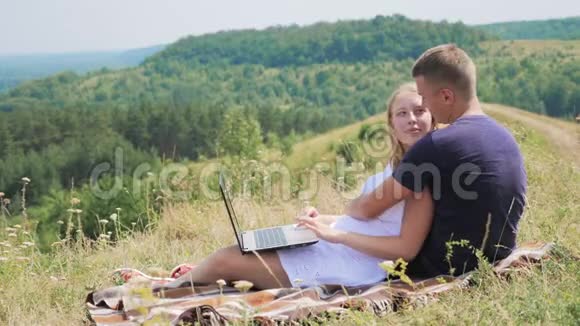一对使用笔记本电脑的幸福夫妇视频的预览图