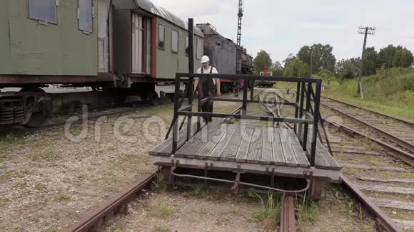 铁路员工检查车辆段区域视频的预览图