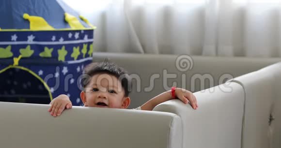 可爱的小男孩在客厅里快乐在家庭中有软垫床垫隔板保护视频的预览图