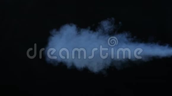 在蓝光下黑色背景上吸烟烟雾效应抽烟机雾状背景视频的预览图