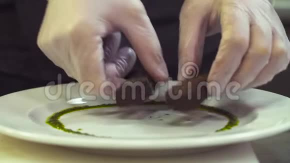 厨师的手在盘子里放嗡嗡声视频的预览图