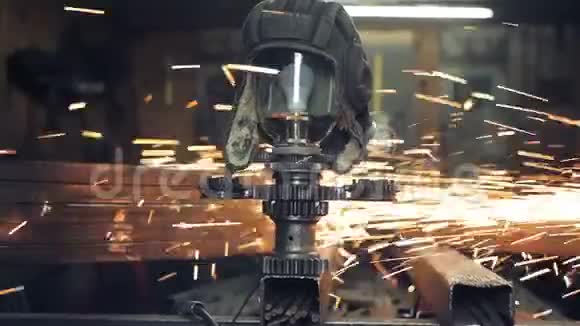 用金属齿轮制作装饰灯视频的预览图