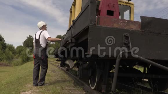 在铁路机械附近谈话和展示拇指视频的预览图