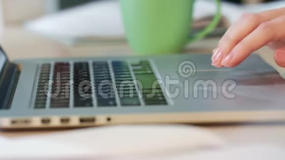 女人的手在笔记本电脑上使用触摸板企业法人视频的预览图