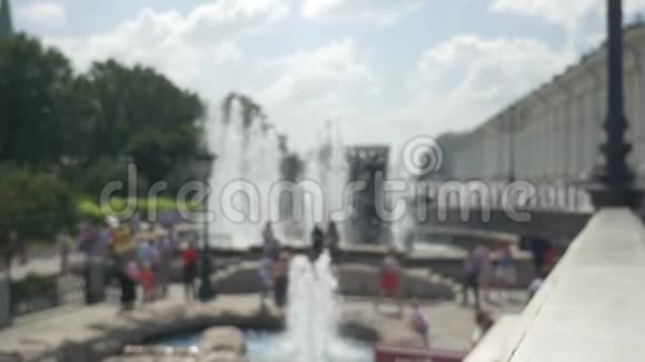 有喷泉的城市公园人们放松和孩子们一起散步在夏天不专注是故意的视频的预览图