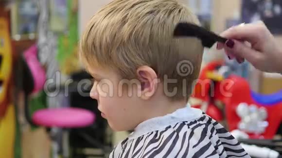 孩子理发店理发视频的预览图
