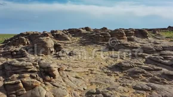 蒙古境内的岩层和叠石视频的预览图
