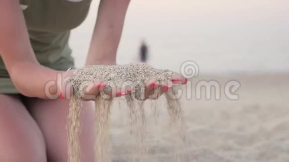 当时间从你的手指里溜走时沙子女孩拿着沙海背景手里拿着沙子假期概念视频的预览图