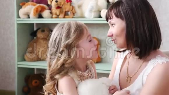 年轻的母亲和女儿一起玩女儿亲吻拥抱母亲视频的预览图