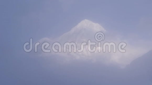 珠穆朗玛峰雪雾天气日落喜马拉雅山4k视频的预览图