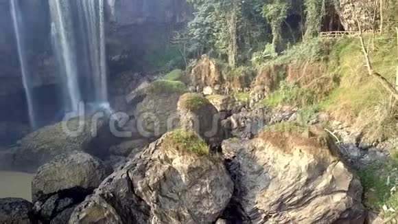 美丽的瀑布有悬崖和巨大的池底视频的预览图