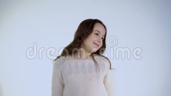 微笑开朗的女孩在白色背景下看镜头的肖像视频的预览图