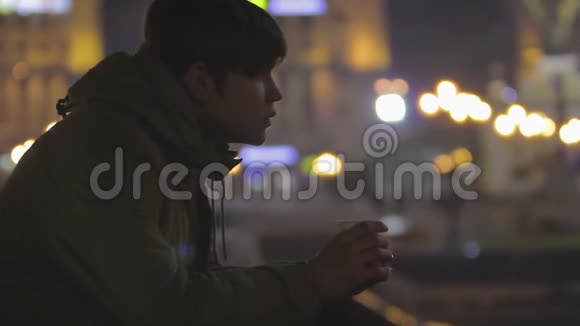 可怜的人拿着纸杯热茶独自站在街上想着视频的预览图