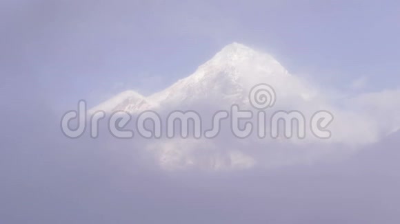 珠穆朗玛峰雪雾天气喜马拉雅山脉4k视频的预览图