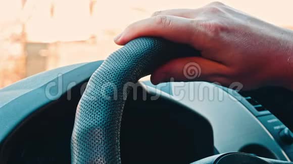 男司机双手握方向盘视频的预览图