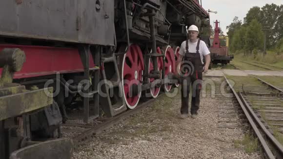 铁路员工进入机车视频的预览图