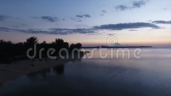 夏季日落大海静水映晴空视频的预览图