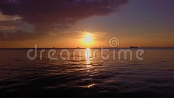 紫色日落时海景鸟瞰图视频的预览图
