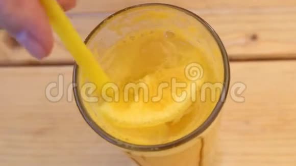 柠檬和冰块橙柠檬水视频的预览图