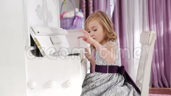 女孩弹钢琴穿紫色腰带的女孩动作缓慢视频的预览图