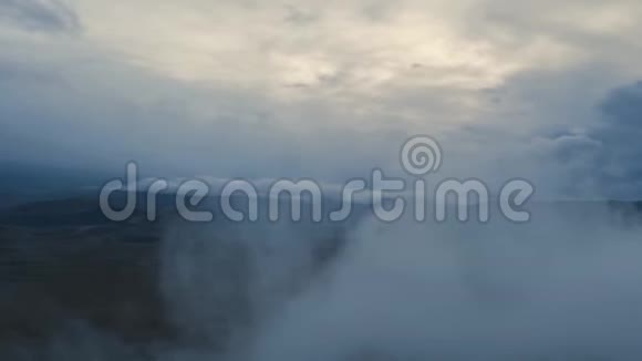 通过低云观赏秋天森林的山脉风景视频的预览图