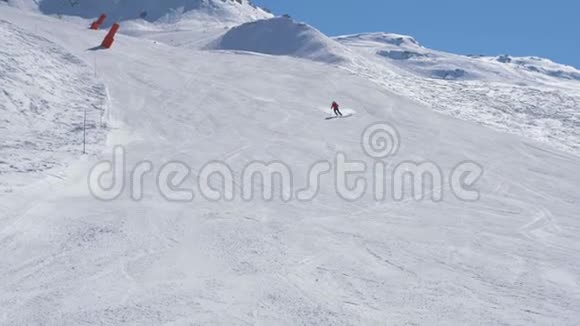优雅的女士高山滑雪者专业雕刻在山坡上视频的预览图