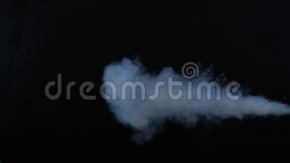 烟云在蓝光下黑色背景上吸烟烟雾效应抽烟机雾状背景视频的预览图
