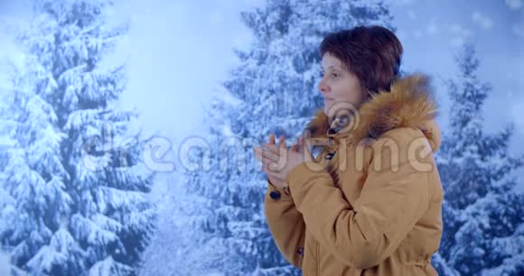 冬天在户外喝热饮料的女孩视频的预览图