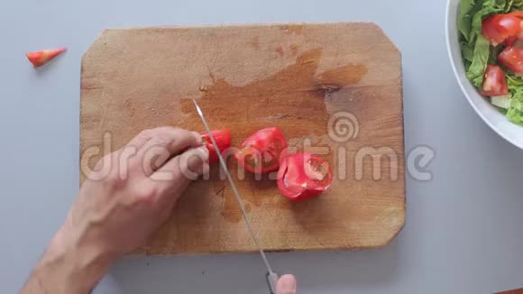 厨师手在木切割板上做沙拉视频的预览图
