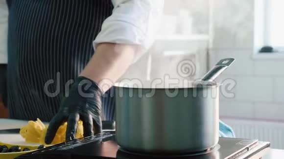 厨师的特写把意大利面放在炉子上的蒸锅里视频的预览图