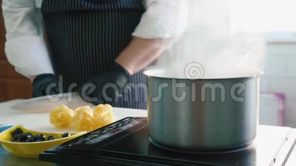 厨师切柠檬时在炉子上盖上蒸锅视频的预览图