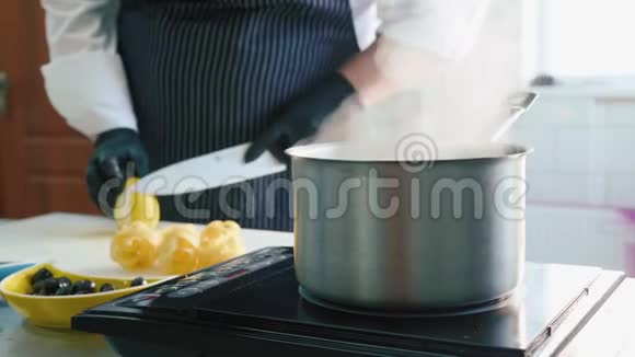 当厨师清理柠檬时在炉子上用热气腾腾的平底锅特写视频的预览图