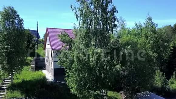 用建筑和木材鸟瞰乡村剪辑乡村房屋的俯视图视频的预览图