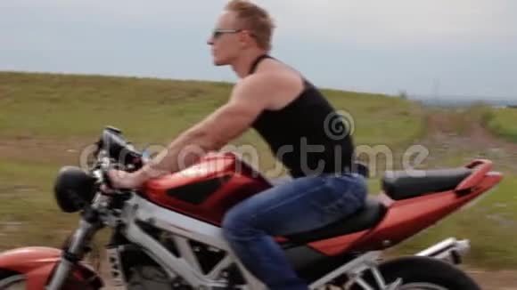 骑摩托车很危险安全驾驶主题视频的预览图