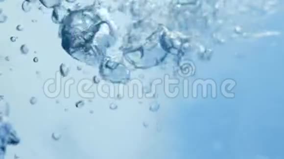 蓝色的海水在水下气泡上升视频的预览图