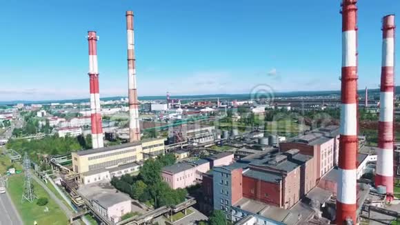 道路附近有红白条纹烟囱的工业工厂的鸟瞰图录像以上工业区视频的预览图