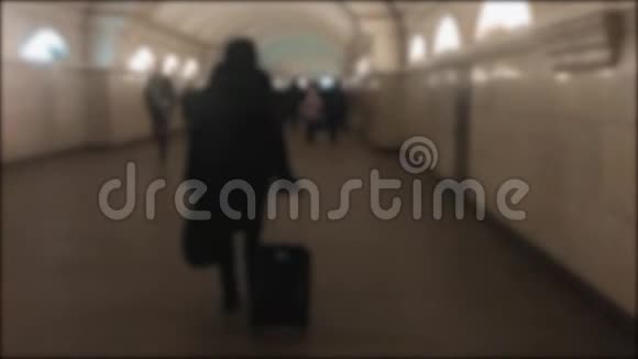 人们在地铁的冬季地下通道里行走地下很多人概念生活方式地铁视频的预览图