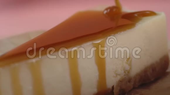 配上焦糖酱的芝士蛋糕片框架美味的甜点视频的预览图