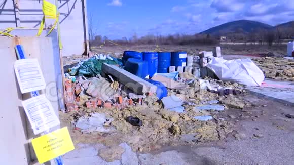 废弃工厂附近废弃的化学废物视频的预览图