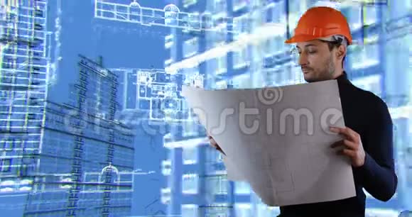 一个戴着安全头盔的人读着spinnig建筑方案的蓝图视频的预览图