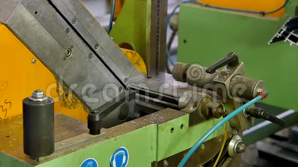 工人手切铝型材与圆锯在工厂慢动作视频的预览图